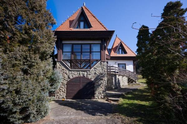 På billedet ses objektet Casa Rezeda beliggende i byen Budaörs.