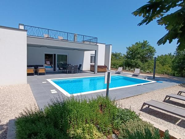 Na zdjęciu widoczny jest obiekt Villa Tempest with Private Pool and Jacuzzi położony w mieście Knežević.