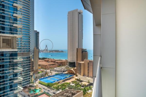 På billedet ses objektet Cityscape & Coastal Charm Elegant 2BR Seaside beliggende i byen Dubai Marina.