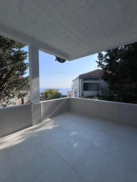 På billedet ses objektet Ulcinja Apartment Pinjes beliggende i byen Ulcinj.