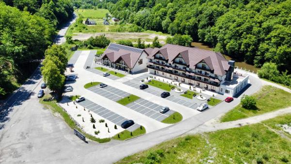 På billedet ses objektet Nedei Hotel&Spa Transalpina beliggende i byen Martinie.