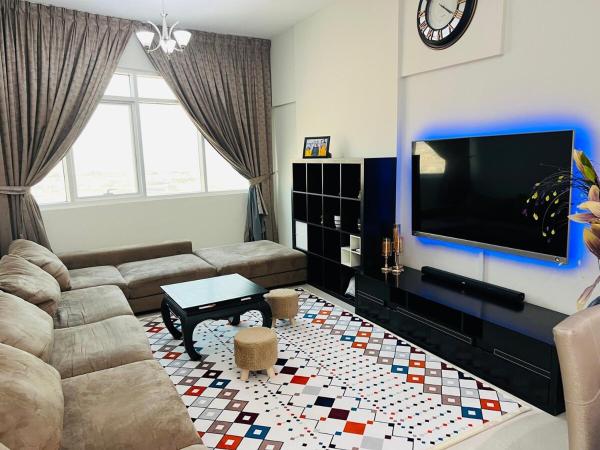 Na fotografii je vidět objekt Spacious 2BR Near Ajman Beach nacházející se ve městě Adžmán.