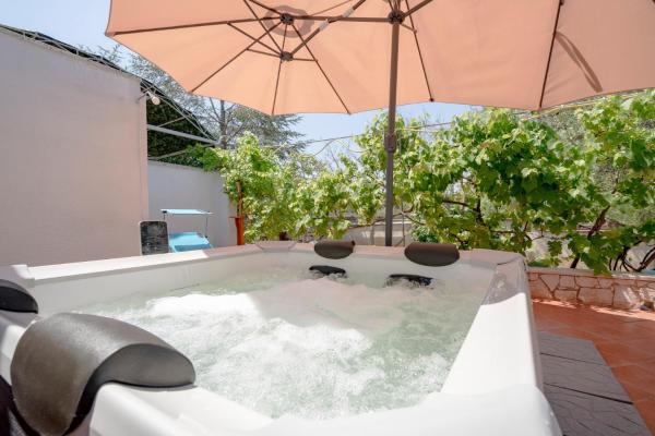 Na zdjęciu widoczny jest obiekt Family&Fun - Joyful Villa with hydromassage tub położony w mieście Padresergio.