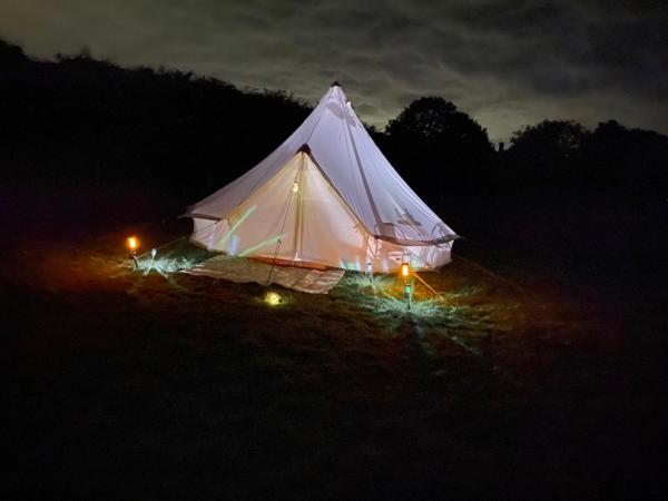 A la foto es mostra l'objecte Pear Tree Bell tent situat a la ciutat de Cocking.