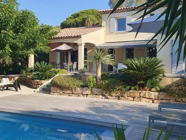 A la foto es mostra l'objecte Villa Contemporaine à Sainte-Maxime, Piscine, Proche Plage, 8 Pers., 4 Étoiles - FR-1-768-36 situat a la ciutat de Sainte-Maxime.
