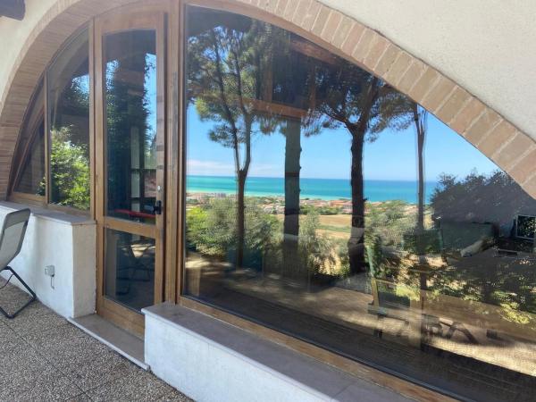 Na fotografii je vidět objekt Beautiful loft between the sea and the woods nacházející se ve městě Marcelli.