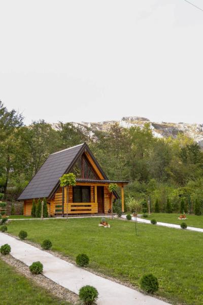 A la foto es mostra l'objecte Sicevacka Bajka situat a la ciutat de Jelašnica.