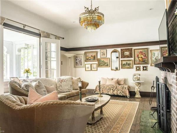 Na foto é possível ver o objeto Luxury waterfront fairytale home -Carmen Elisabeth localizado na cidade de Burlington.