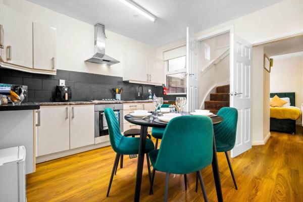 3 Bed House With Free Street Parking, Birmingham