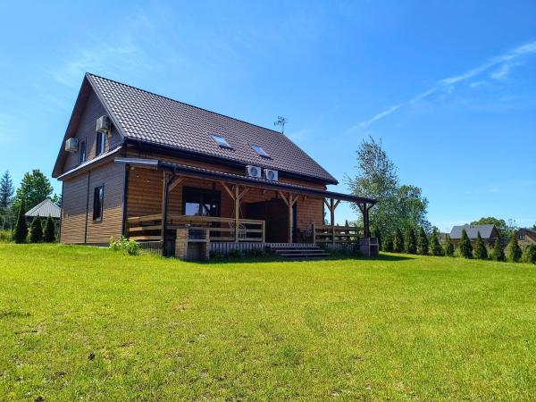 Na zdjęciu widoczny jest obiekt Domki Apartamenty Ewelka położony w mieście Orchówek.