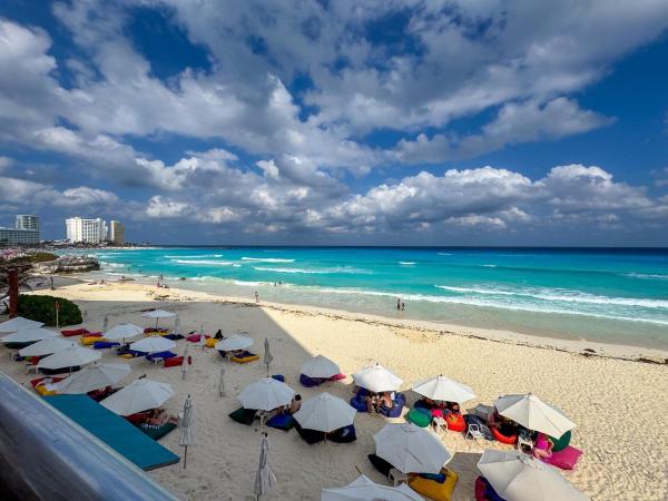 Bilde 5: Apt with Balcony, Beach Access & Comfort, pool 601