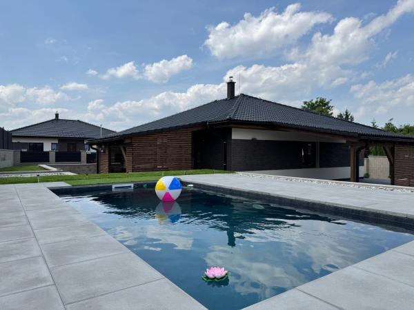 Na fotografii je vidět objekt Home by the Pool & Garden nacházející se ve městě Žernovka.