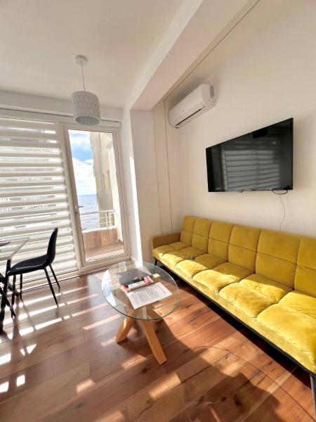 Na fotografii je vidět objekt Sunkissed Apartment By Adriatic Living nacházející se ve městě Durrës.