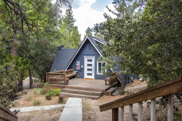 Na fotografii je vidět objekt RACC00N Ridge Hot Tub Hideaway nacházející se ve městě Pine Cove.