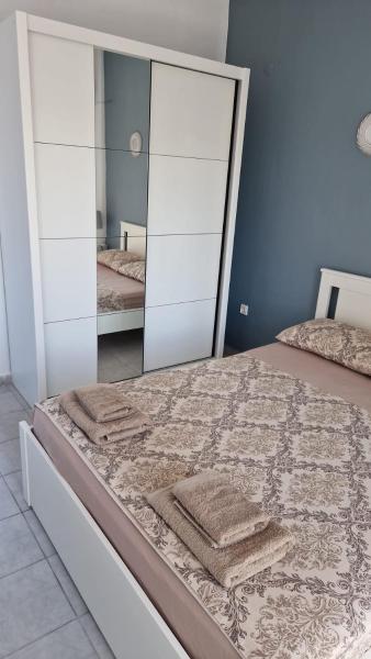 A la foto es mostra l'objecte Blue Sky Apartments situat a la ciutat de Hanioti.