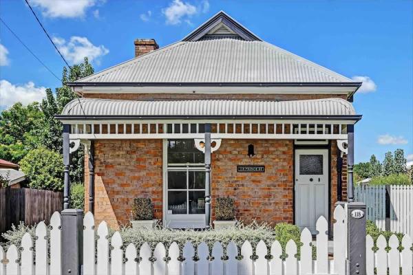 A la foto es mostra l'objecte Prince Street Cottage - 1890’s Edwardian Gem situat a la ciutat de Orange.