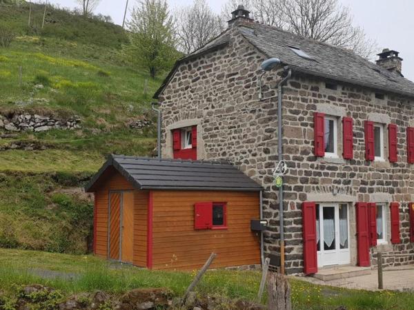 A la foto es mostra l'objecte Gîte paisible et chaleureux avec grande terrasse - activités nature et patrimoine à proximité - FR-1-582-143 situat a la ciutat de Les Estables.