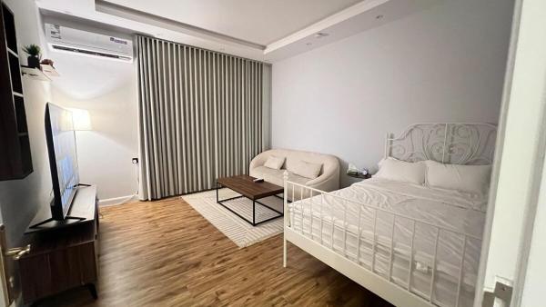 Apartamento com 2 Quartos — 17 m² - Studio with Master Bed & Self Entry