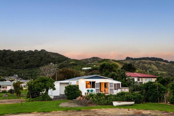På billedet ses objektet Coastal Comfort Holiday Home 100m to Mahia Beach beliggende i byen Mahia.