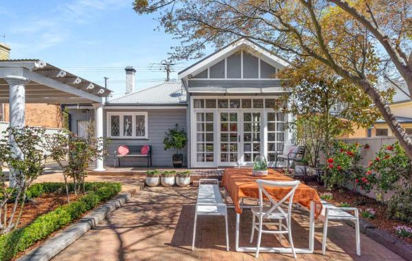 A la foto es mostra l'objecte Clinton Charm - Stunning Heritage Home near CBD situat a la ciutat de Orange.