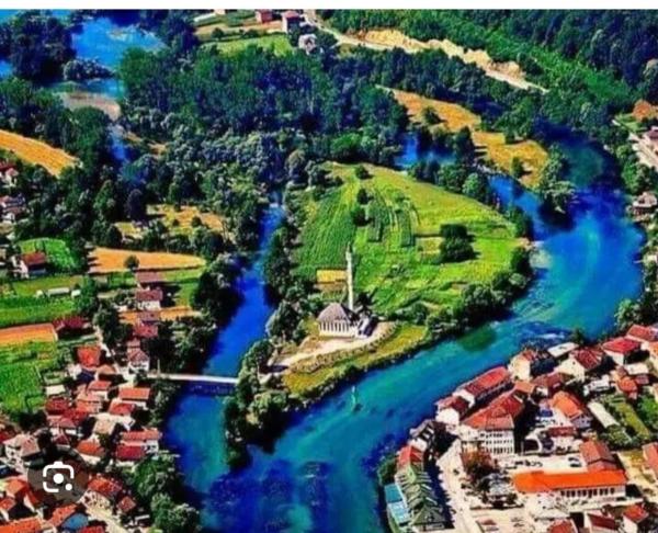 Nella foto è visibile l'oggetto Insula situato nella città di Glodina.
