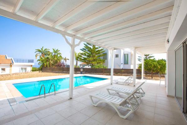 På bilden syns objektet Bitter Orange Villa with Pool by HolidayKeys som ligger i staden Karmi.