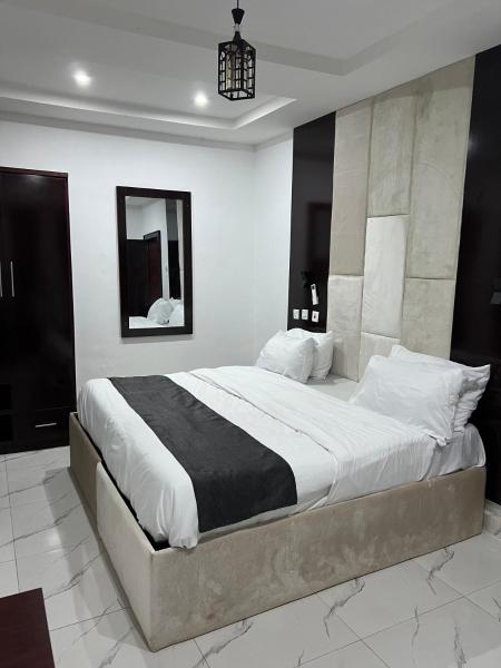Na fotografii je vidět objekt FULLY FURNISHED DAILY FLAT RENTALS AND APARTMENT RENTAL AT IPAM SELF SERVICE 2BEDROOM And 1 BED APARTMENT IN NEW OWERRI IMO STATE, WITH FREE SHUTLE PICK UP WITHIN OWERRI, kitchen and all living amenities included a home away from home, better than a hotel nacházející se ve městě Umu Oma.