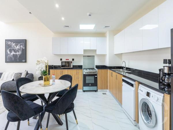 A la foto es mostra l'objecte Cozy house suitable for family situat a la ciutat de Dubai.