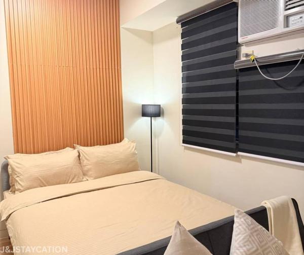 A la foto es mostra l'objecte J&J Staycation situat a la ciutat de Canlalay.