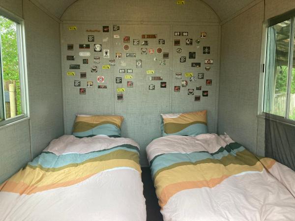 Foto 2: Tiny house at the ecological swimming pool