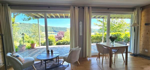 A la foto es mostra l'objecte Romantic and Cosy Studio with Lake View in Meerfeld Eifel Region situat a la ciutat de Meerfeld.