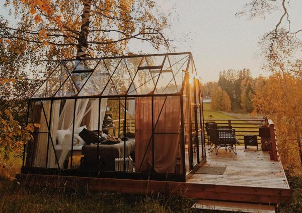 Na fotografii je vidět objekt Taivasalla glamping - luxury stay with a view to the lake nacházející se ve městě Terälahti.