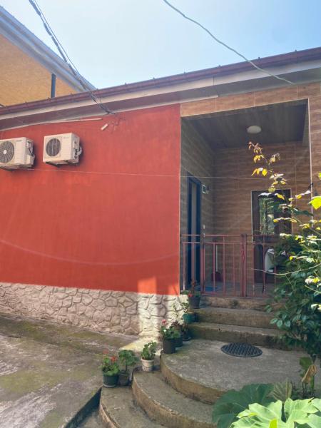 A la foto es mostra l'objecte House Nature Sea situat a la ciutat de Makhinjauri.