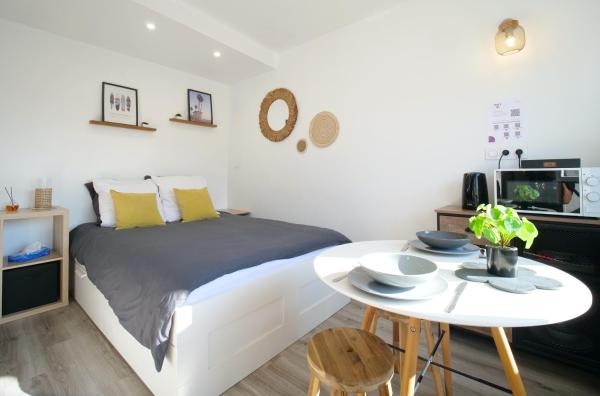 Auf dem Foto ist das Objekt Cozy studio - ideal pour pros - parking - WiFi in der Stadt Lorient zu sehen.