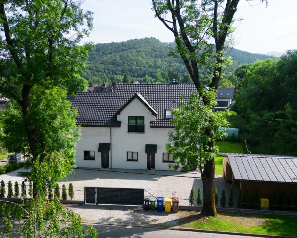 Auf dem Foto ist das Objekt Apartamenty Pod Jaworami in der Stadt Hermsdorf am Kynast zu sehen.