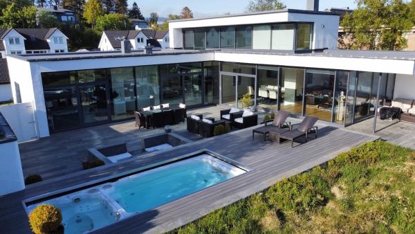 A la foto es mostra l'objecte Exclusive seafront villa situat a la ciutat de Ålesund.