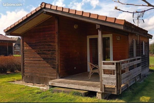 A la foto es mostra l'objecte Chalet familial à proximité de Vulcania situat a la ciutat de Bromont-Lamothe.
