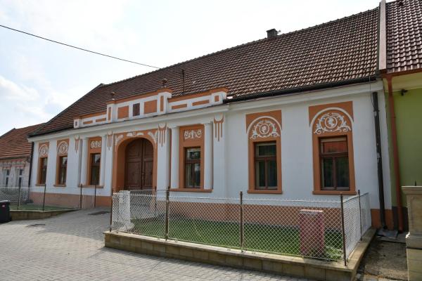 Na zdjęciu widoczny jest obiekt Meštiansky dom Čachtice położony w mieście Čachtice.