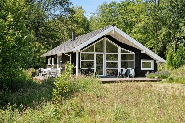 A la foto es mostra l'objecte Forest House With Stream By Hjarbæk Fjord situat a la ciutat de Højslev.