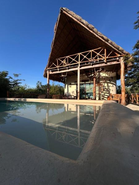 A la foto es mostra l'objecte Hotel Aldea Maya situat a la ciutat de Xocén.