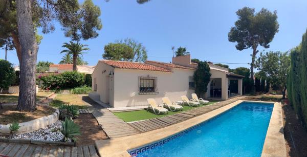 A la foto es mostra l'objecte Ad Astra Moraira situat a la ciutat de Teulada.