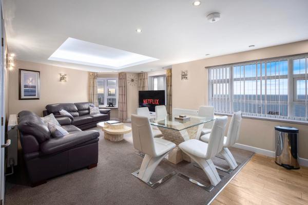 Na fotografii je vidět objekt Granada Apartments Queens Mansions nacházející se ve městě Blackpool.