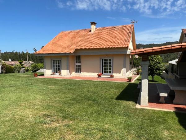 A la foto es mostra l'objecte Casa Blanca situat a la ciutat de Meis.