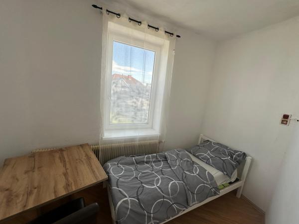 The photo shows the Mama Zimmer located in the city of Hautzendorf.