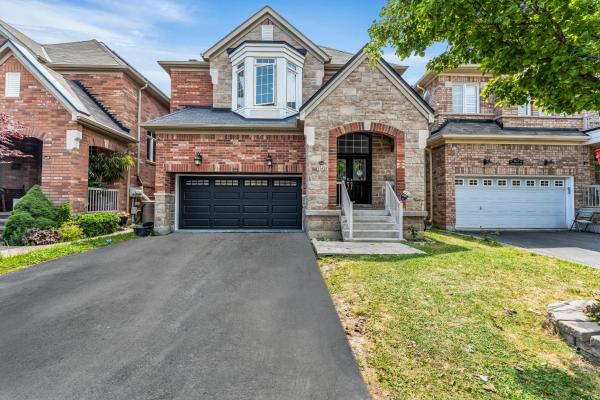 Na zdjęciu widoczny jest obiekt Spacious 5-Bedroom Family Home in GTA położony w mieście Milton.