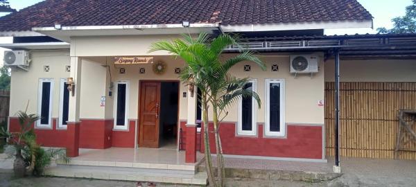 På billedet ses objektet Purisani Suites Villa beliggende i byen Sleman.