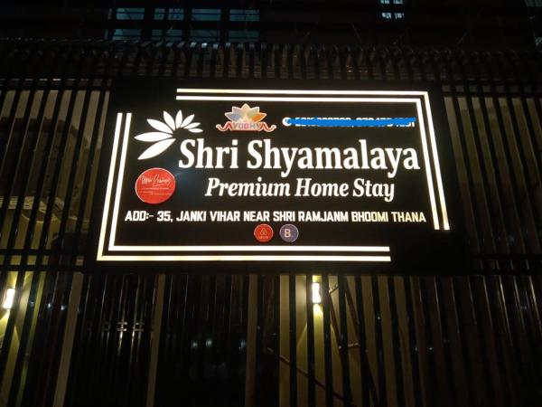 Auf dem Foto ist das Objekt Sri Shyamalaya Premium Homestay 400m to RJB in der Stadt Ayodhya zu sehen.