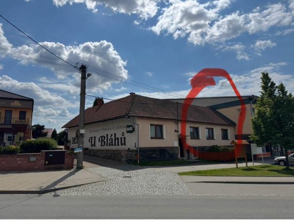 Na fotografii je vidět objekt Retro domeček Dolany u kruháče nacházející se ve městě Dolany.