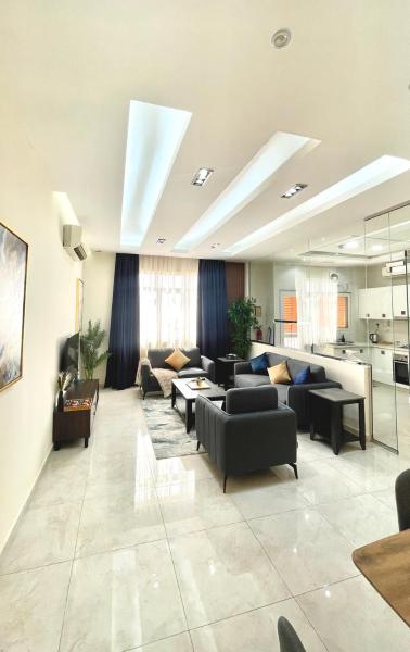 Kuvassa näkyy kohde 2BR Luxurious Flat with City & Dune View, joka sijaitsee kaupungissa Fatḩ Āl Bū Sa‘īd.