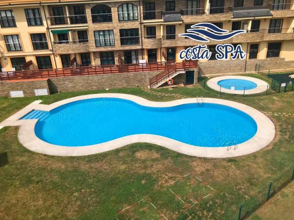 Na zdjęciu widoczny jest obiekt Costa SPA Terraza de lujo - Playa las Catedrales położony w mieście San Miguel de Reinante.